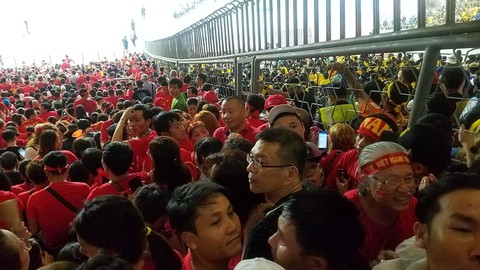 Khách Việt coi bóng đá qua hàng rào, đòi Malaysia bồi thường! - Ảnh 3. Khách Việt coi bóng đá qua hàng rào, đòi Malaysia bồi thường! - Ảnh 3.