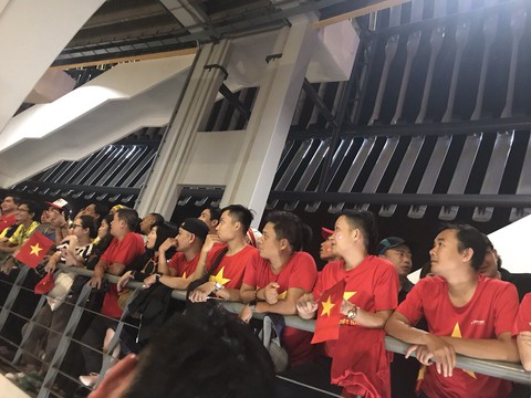 Khách Việt coi bóng đá qua hàng rào, đòi Malaysia bồi thường! - Ảnh 1. Khách Việt coi bóng đá qua hàng rào, đòi Malaysia bồi thường! - Ảnh 1.