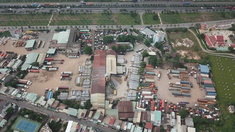 Tràn lan bãi container tự phát ở TP.HCM - Ảnh 1. Tràn lan bãi container tự phát ở TP.HCM - Ảnh 1.