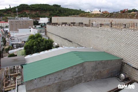 Di tản dân để tháo dỡ tường chắn cao 12m có nguy cơ sạt lở - Ảnh 2. Di tản dân để tháo dỡ tường chắn cao 12m có nguy cơ sạt lở - Ảnh 2.