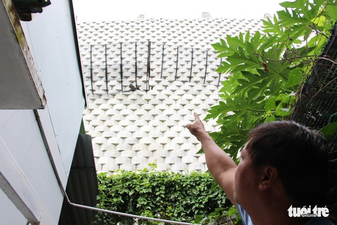 Di tản dân để tháo dỡ tường chắn cao 12m có nguy cơ sạt lở - Ảnh 8. Di tản dân để tháo dỡ tường chắn cao 12m có nguy cơ sạt lở - Ảnh 8.