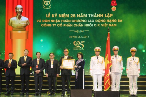 phó ctn đặng thị ngọc thịnh trao huân chương lao động hạng ba cho công ty c phó ctn đặng thị ngọc thịnh trao huân chương lao động hạng ba cho công ty c