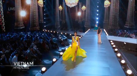 Miss Universe 2018: H’Hen Niê trình diễn bikini, hất váy thần thái - Ảnh 9. Miss Universe 2018: H’Hen Niê trình diễn bikini, hất váy thần thái - Ảnh 9.