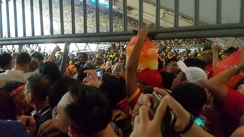 Khách Việt coi bóng đá qua hàng rào, đòi Malaysia bồi thường! - Ảnh 4. Khách Việt coi bóng đá qua hàng rào, đòi Malaysia bồi thường! - Ảnh 4.