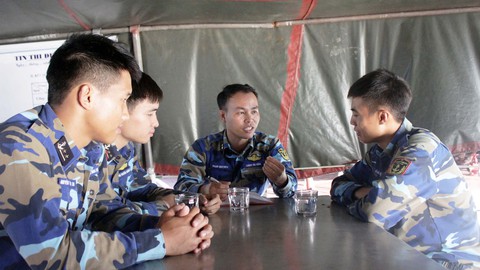 Tư vấn tâm lý trên tàu phóng lôi - Ảnh 1. Tư vấn tâm lý trên tàu phóng lôi - Ảnh 1.