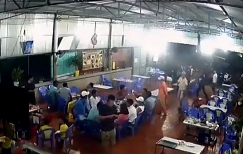 Chém người gây thương tích, náo loạn trong quán - Ảnh 1. Chém người gây thương tích, náo loạn trong quán - Ảnh 1.
