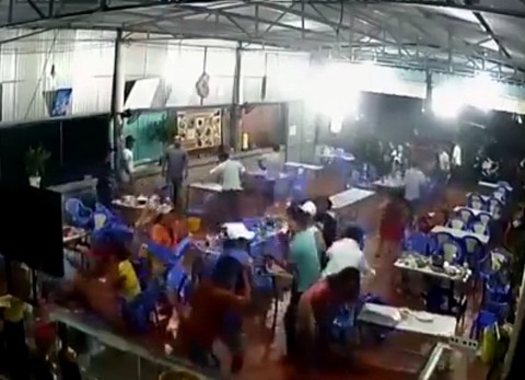Chém người gây thương tích, náo loạn trong quán - Ảnh 2. Chém người gây thương tích, náo loạn trong quán - Ảnh 2.