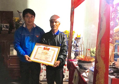 Truy tặng bằng khen cho dân quân tử vong khi cứu cầu - Ảnh 1. Truy tặng bằng khen cho dân quân tử vong khi cứu cầu - Ảnh 1.