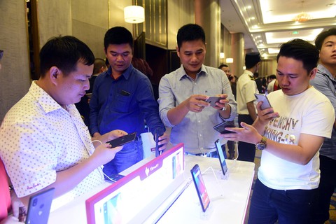 Vingroup trình làng 4 smartphone, giá thấp nhất 2,49 triệu - Ảnh 1. Vingroup trình làng 4 smartphone, giá thấp nhất 2,49 triệu - Ảnh 1.