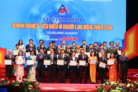 Vinh danh 60 doanh nghiệp tiêu biểu vì người lao động năm 2018 - Ảnh 1. Vinh danh 60 doanh nghiệp tiêu biểu vì người lao động năm 2018 - Ảnh 1.