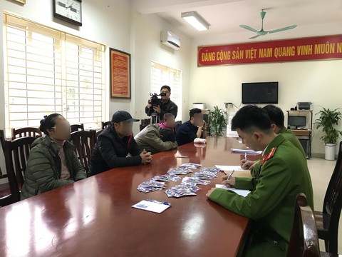 Bắt quả tang 10 cò vé trận chung kết lượt về Việt Nam - Malaysia - Ảnh 1. Bắt quả tang 10 cò vé trận chung kết lượt về Việt Nam - Malaysia - Ảnh 1.