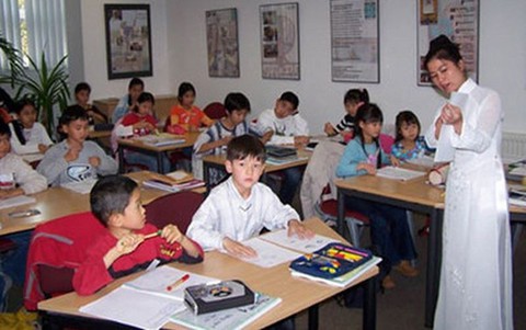 Ban hành chương trình dạy tiếng Việt cho người Việt Nam ở nước ngoài - Ảnh 1. Ban hành chương trình dạy tiếng Việt cho người Việt Nam ở nước ngoài - Ảnh 1.