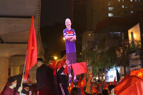 Đến 0h sáng 16-12, cả nước vẫn ra đường ngất ngây, hạnh phúc - Ảnh 12. Đến 0h sáng 16-12, cả nước vẫn ra đường ngất ngây, hạnh phúc - Ảnh 12.