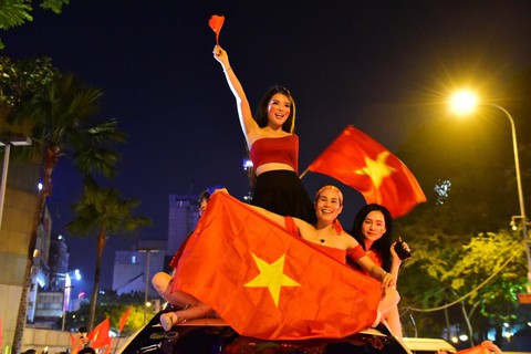 Đến 0h sáng 16-12, cả nước vẫn ra đường ngất ngây, hạnh phúc - Ảnh 27. Đến 0h sáng 16-12, cả nước vẫn ra đường ngất ngây, hạnh phúc - Ảnh 27.