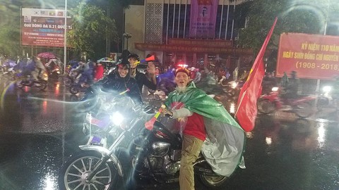 Đến 0h sáng 16-12, cả nước vẫn ra đường ngất ngây, hạnh phúc - Ảnh 15. Đến 0h sáng 16-12, cả nước vẫn ra đường ngất ngây, hạnh phúc - Ảnh 15.