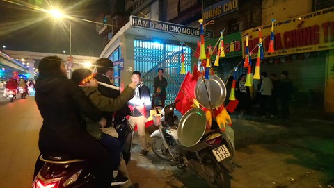Đến 0h sáng 16-12, cả nước vẫn ra đường ngất ngây, hạnh phúc - Ảnh 26. Đến 0h sáng 16-12, cả nước vẫn ra đường ngất ngây, hạnh phúc - Ảnh 26.