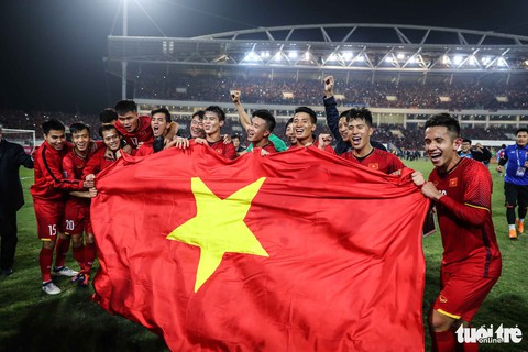 Việt Nam vững vàng vị trí 100 trên bảng xếp hạng FIFA - Ảnh 1. Việt Nam vững vàng vị trí 100 trên bảng xếp hạng FIFA - Ảnh 1.