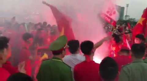 Ba cổ động viên đốt pháo sáng bị xử phạt - Ảnh 2. Ba cổ động viên đốt pháo sáng bị xử phạt - Ảnh 2.