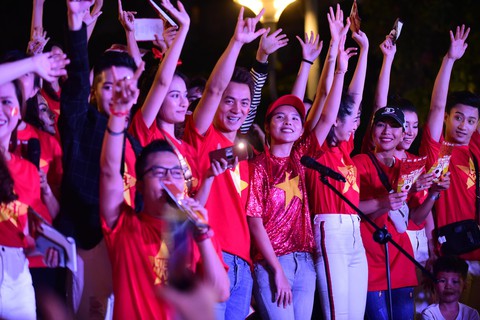 100 nghệ sĩ livestream tưng bừng phố đi bộ Nguyễn Huệ trước giờ bóng lăn - Ảnh 12. 100 nghệ sĩ livestream tưng bừng phố đi bộ Nguyễn Huệ trước giờ bóng lăn - Ảnh 12.