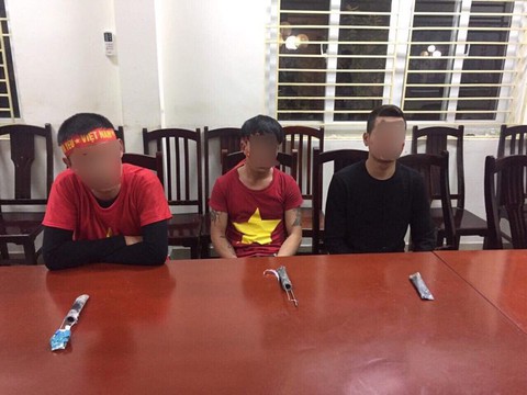 Ba cổ động viên đốt pháo sáng bị xử phạt - Ảnh 1. Ba cổ động viên đốt pháo sáng bị xử phạt - Ảnh 1.