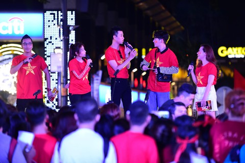 100 nghệ sĩ livestream tưng bừng phố đi bộ Nguyễn Huệ trước giờ bóng lăn - Ảnh 4. 100 nghệ sĩ livestream tưng bừng phố đi bộ Nguyễn Huệ trước giờ bóng lăn - Ảnh 4.