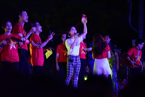100 nghệ sĩ livestream tưng bừng phố đi bộ Nguyễn Huệ trước giờ bóng lăn - Ảnh 1. 100 nghệ sĩ livestream tưng bừng phố đi bộ Nguyễn Huệ trước giờ bóng lăn - Ảnh 1.