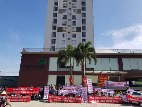 Cư dân The Park Residence giăng băngrôn phản đối chủ đầu tư - Ảnh 1. Cư dân The Park Residence giăng băngrôn phản đối chủ đầu tư - Ảnh 1.