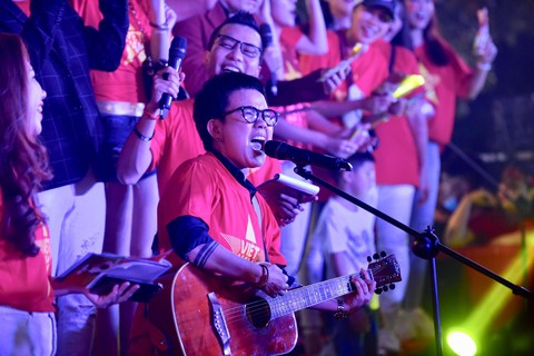 100 nghệ sĩ livestream tưng bừng phố đi bộ Nguyễn Huệ trước giờ bóng lăn - Ảnh 8. 100 nghệ sĩ livestream tưng bừng phố đi bộ Nguyễn Huệ trước giờ bóng lăn - Ảnh 8.