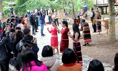 Nguy cơ mai một văn hóa dân gian - Ảnh 1. Nguy cơ mai một văn hóa dân gian - Ảnh 1.