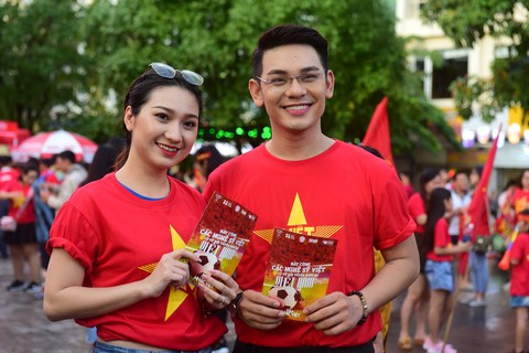 100 nghệ sĩ livestream tưng bừng phố đi bộ Nguyễn Huệ trước giờ bóng lăn - Ảnh 5. 100 nghệ sĩ livestream tưng bừng phố đi bộ Nguyễn Huệ trước giờ bóng lăn - Ảnh 5.