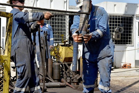 Giá dầu tiếp tục giảm, OPEC bất lực - Ảnh 1. Giá dầu tiếp tục giảm, OPEC bất lực - Ảnh 1.