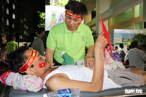 Thương quá bệnh nhi ung bướu nén cơn đau cổ vũ tuyển Việt Nam - Ảnh 7. Thương quá bệnh nhi ung bướu nén cơn đau cổ vũ tuyển Việt Nam - Ảnh 7.