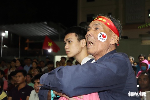 Thương quá bệnh nhi ung bướu nén cơn đau cổ vũ tuyển Việt Nam - Ảnh 8. Thương quá bệnh nhi ung bướu nén cơn đau cổ vũ tuyển Việt Nam - Ảnh 8.