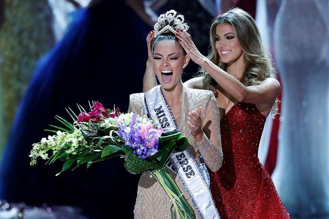 Thí sinh Miss Universe khóc, la thét, há hốc mồm khi là Hoa hậu - Ảnh 2. Thí sinh Miss Universe khóc, la thét, há hốc mồm khi là Hoa hậu - Ảnh 2.