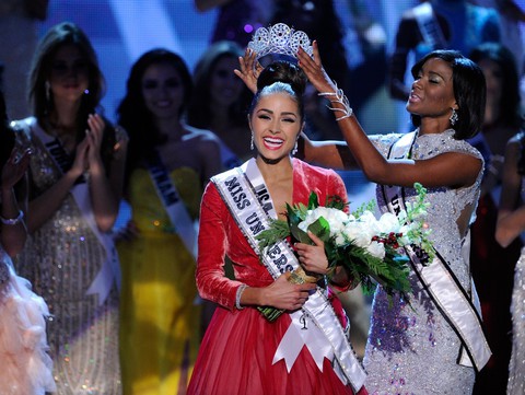 Thí sinh Miss Universe khóc, la thét, há hốc mồm khi là Hoa hậu - Ảnh 7. Thí sinh Miss Universe khóc, la thét, há hốc mồm khi là Hoa hậu - Ảnh 7.