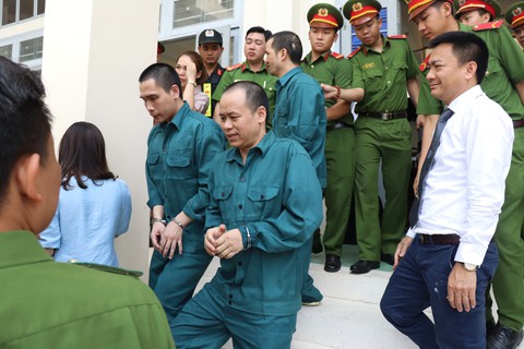 Vụ buôn lậu xăng dầu ngàn tỉ: Bị cáo người nước ngoài gửi lời xin lỗi đến HĐXX - Ảnh 1. Vụ buôn lậu xăng dầu ngàn tỉ: Bị cáo người nước ngoài gửi lời xin lỗi đến HĐXX - Ảnh 1.