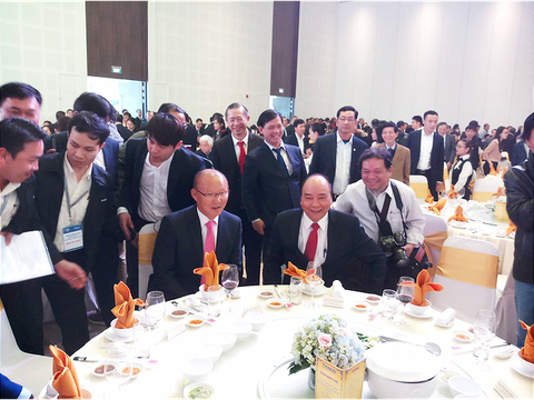 Ông Park dùng 100.000 USD tiền thưởng cho người nghèo và bóng đá - Ảnh 3. Ông Park dùng 100.000 USD tiền thưởng cho người nghèo và bóng đá - Ảnh 3.