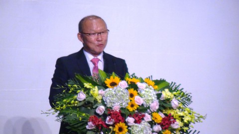 Ông Park dùng 100.000 USD tiền thưởng cho người nghèo và bóng đá - Ảnh 2. Ông Park dùng 100.000 USD tiền thưởng cho người nghèo và bóng đá - Ảnh 2.