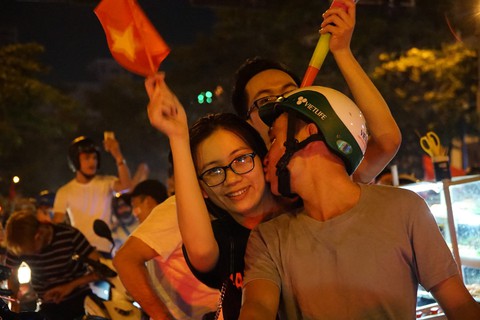 Đêm nay tôi và hàng triệu người Việt không ngủ! - Ảnh 2. Đêm nay tôi và hàng triệu người Việt không ngủ! - Ảnh 2.