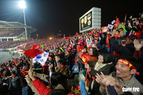 Biển người ở Mỹ Đình sau khi Việt Nam vô địch AFF CUP 2018 - Ảnh 2. Biển người ở Mỹ Đình sau khi Việt Nam vô địch AFF CUP 2018 - Ảnh 2.