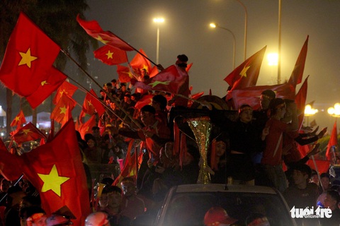 Biển người ở Mỹ Đình sau khi Việt Nam vô địch AFF CUP 2018 - Ảnh 4. Biển người ở Mỹ Đình sau khi Việt Nam vô địch AFF CUP 2018 - Ảnh 4.