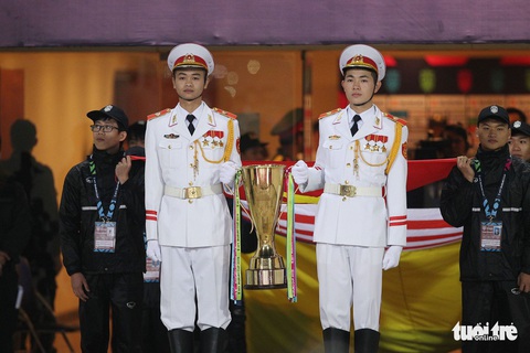 Hai chiến sĩ nghiêm trang canh cúp AFF được dân mạng ngưỡng mộ - Ảnh 2. Hai chiến sĩ nghiêm trang canh cúp AFF được dân mạng ngưỡng mộ - Ảnh 2.