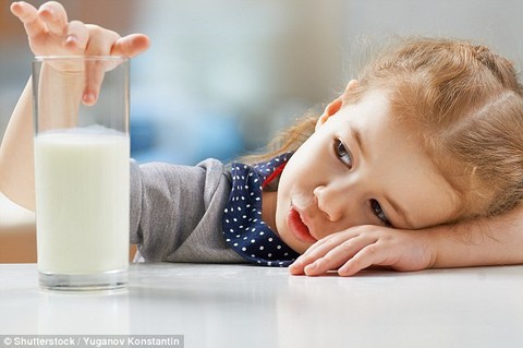 Con thấy sữa là lắc đầu, làm sao đây? - Ảnh 1. Con thấy sữa là lắc đầu, làm sao đây? - Ảnh 1.