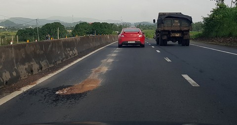 Vá tạm ổ voi trên QL1 qua Phú Yên 2-3 ngày rồi... sửa tiếp - Ảnh 1. Vá tạm ổ voi trên QL1 qua Phú Yên 2-3 ngày rồi... sửa tiếp - Ảnh 1.
