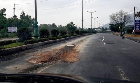 Vá tạm ổ voi trên QL1 qua Phú Yên 2-3 ngày rồi... sửa tiếp - Ảnh 3. Vá tạm ổ voi trên QL1 qua Phú Yên 2-3 ngày rồi... sửa tiếp - Ảnh 3.