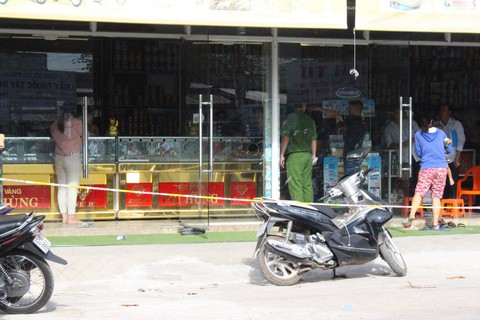Nữ quái một mình cướp tiệm vàng bị bắt tại Bình Dương - Ảnh 2. Nữ quái một mình cướp tiệm vàng bị bắt tại Bình Dương - Ảnh 2.