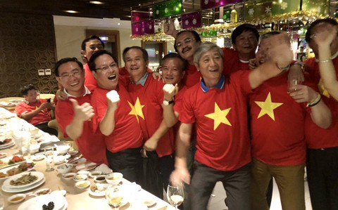 Buổi tối khó quên của những ông bầu - Ảnh 1. Buổi tối khó quên của những ông bầu - Ảnh 1.