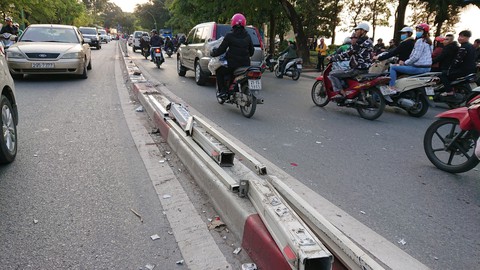 Xe 7 chỗ húc đổ dải phân cách rồi lao xuống hồ Trúc Bạch - Ảnh 3. Xe 7 chỗ húc đổ dải phân cách rồi lao xuống hồ Trúc Bạch - Ảnh 3.