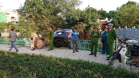 Xe 7 chỗ húc đổ dải phân cách rồi lao xuống hồ Trúc Bạch - Ảnh 4. Xe 7 chỗ húc đổ dải phân cách rồi lao xuống hồ Trúc Bạch - Ảnh 4.