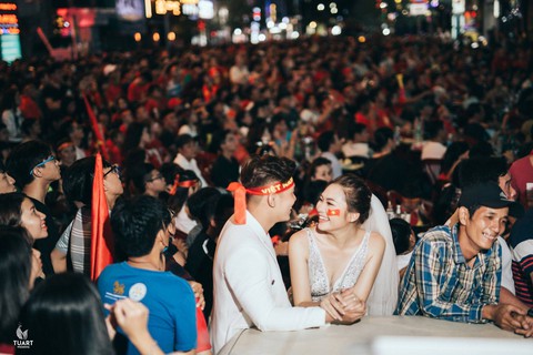 Cặp đôi 9X chụp ảnh cưới trong đêm ăn mừng ngôi vô địch AFF Cup - Ảnh 2. Cặp đôi 9X chụp ảnh cưới trong đêm ăn mừng ngôi vô địch AFF Cup - Ảnh 2.